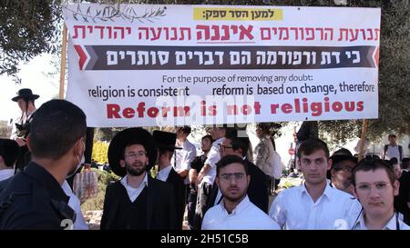 Ultra-orthodoxe Juden versammeln sich während eines Protestes gegen die "Frauen der Mauer", als sie am 05. November 2021 in Jerusalem, Israel, den platz der Westmauer mit Torah-Schriftrollen in einer langjährigen Kampagne für die Gleichstellung der Geschlechter betreten. The Women of the Wall ist eine feministische Gebetsgruppe, die eine monatliche Gebetsstunde an der Westmauer veranstaltet und immer wieder behauptet hat, dass es keinen einzigen „Brauch des Ortes“ gibt und dass ihr Recht zu beten eine im israelischen Recht verankerte Religionsfreiheit ist. Stockfoto