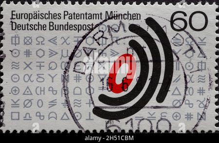DEUTSCHLAND - UM 1981: Eine in Deutschland gedruckte Briefmarke, die das Zeichen der Europäischen Patentorganisation mit weiteren technischen Symbolen zeigt.Text: EUR Stockfoto