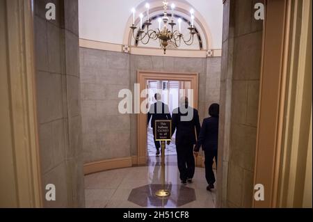 Washington, Vereinigte Staaten Von Amerika. November 2021. Der Mehrheitsgewand des Repräsentantenhauses der Vereinigten Staaten, James Clyburn (Demokrat von South Carolina), tritt in das Büro der Sprecherin des Repräsentantenhauses der Vereinigten Staaten, Nancy Pelosi (Demokrat von Kalifornien) Während sich das Repräsentantenhaus auf die Abstimmung über die Build Back Better und die überparteilichen Infrastrukturrechnungen im US-Kapitol in Washington, DC, am Donnerstag, den 4. November 2021, vorbereitet. Quelle: Rod Lampey/CNP/Sipa USA Quelle: SIPA USA/Alamy Live News Stockfoto