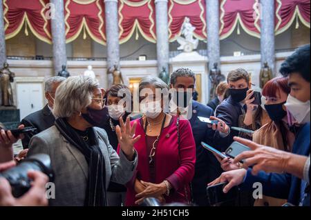 Der Vorsitzende des Kongresses, der schwarze Caucus, die Vertreterin der Vereinigten Staaten, Joyce Beatty (Demokrat von Ohio), links, und die Vertreterin der Vereinigten Staaten, Brenda Lawrence (Demokrat von Michigan), rechts, Werden von anderen Mitgliedern des Kongress-Black Caucus begleitet, während sie mit Reportern sprechen, während sie zur Kammer des Repräsentantenhauses gehen, während das Repräsentantenhaus sich darauf vorbereitet, über die Build Back Better- und überparteilichen Infrastrukturrechnungen im US-Kapitol in Washington, DC, am Donnerstag, den 4. November 2021 abzustimmen. Kredit: Rod Lampey/CNP/Sipa USA Stockfoto