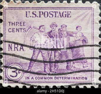 USA - um 1933: Eine in den USA gedruckte Briefmarke mit vier Personen: Landwirt, Geschäftsmann, Schmied, Frau. National Recovery Act. Text: In einem com Stockfoto