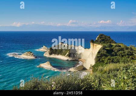 Landschaftlich schöner Blick auf Kap Drastis auf der Insel Korfu, Griechenland mit dem ruhigen blauen Meer Stockfoto