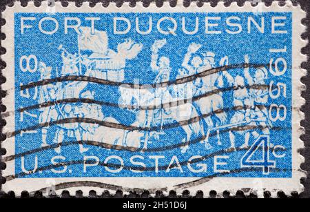 USA - um 1958 : eine in den USA gedruckte Briefmarke, die einige britische und koloniale amerikanische Truppen zeigt, hat Fort Duquesne erfolgreich von der F übernommen Stockfoto