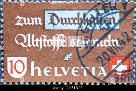 Schweiz - um 1942 : eine in der schweiz gedruckte Briefmarke mit dem Motto: Gebrauchte Materialien und Abfälle sortieren, um weitermachen zu können Stockfoto