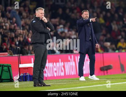 Southampton-Manager Ralph Hasenhuttl (rechts) und Aston Villa-Manager Dean Smith während des Spiels der Premier League in St. Mary's, Southampton. Bilddatum: Freitag, 5. November 2021. Stockfoto