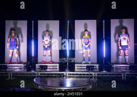 Von links nach rechts zeigen Stefan Ratchford, Connor Wrench, Josh Thewlis und Jack Hughes von Warrington Wolves vor ihrem jährlichen Feuerwerk 2022 Fans das Heim- und Auswärtstrikot von 5000 Stockfoto