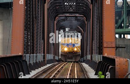 KANSAS CITY, USA - 11. Oktober 2021: Union Pacific Railway Lokomotive, die den Eisenbrückenzug überquert Stockfoto