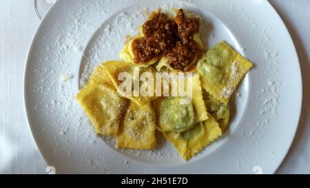 Authentische Italienische Küche. Ravioli Bolognese. Stockfoto