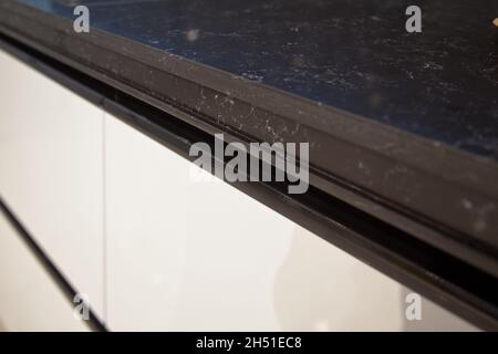 Interieur mit luxuriöser moderner Küchenausstattung und Granit-Marmor-Eckdetails Stockfoto