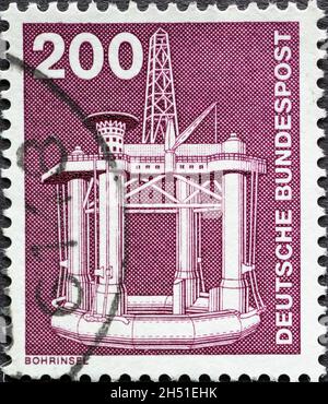 DEUTSCHLAND - UM 1975: Eine Briefmarke aus Deutschland, zeigt ein Motiv aus Industrie und Technik. Offshore-Ölplattform Stockfoto