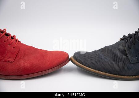 Herrenschuhe. Herrenmode Lederschuhe auf weißem Hintergrund. Stockfoto