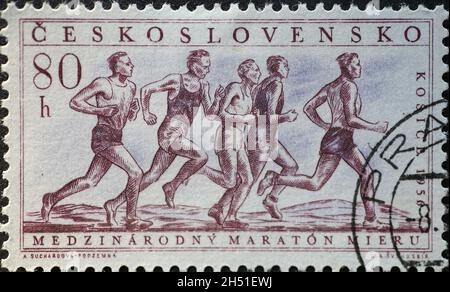 Tschechoslowakei um 1956: Eine in der Tschechoslowakei gedruckte Briefmarke, die das Marathon-Rennen zeigt, Kosice, 1956 Stockfoto