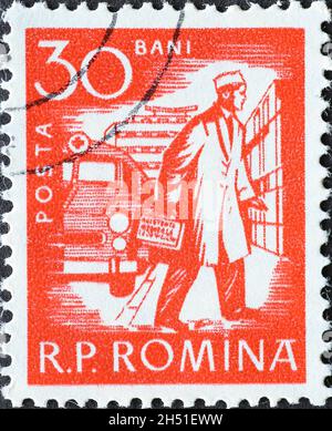 Rumänien - um 1960: Eine in Rumänien gedruckte Briefmarke, die einen Arzt mit einem Krankenwagen und einer Klinik zeigt Stockfoto