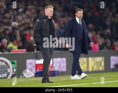 Aston Villa-Manager Dean Smith (links) und Southampton-Manager Ralph Hasenhuttl sehen sich während des Spiels der Premier League in St. Mary's, Southampton, an. Bilddatum: Freitag, 5. November 2021. Stockfoto