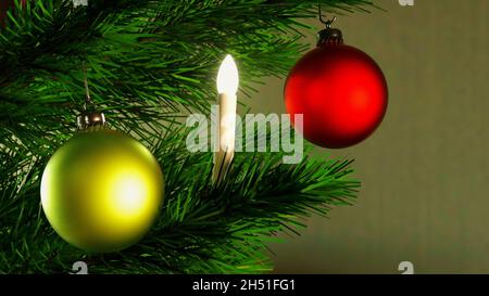 Ein wunderschön dekorierter weihnachtsbaum (3d-Rendering) Stockfoto