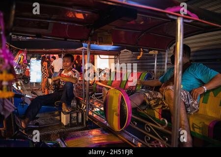 Bangkok, Thailand. November 2021. Tuk-Tuk-Fahrer sieht sich auf der Sukhumvit-Straße ausruhen, während er auf Kunden wartet Nachdem Thailand das Land am 1. November für vollständig geimpfte Reisende wiedereröffnet hat, Eine Kampagne wurde in der Nana-Nightlife-Zone gestartet, einem der gut erkennbaren Nightlife-Viertel in Bangkok, scheint aufgrund der Regierungspolitik, die den Verkauf von Alkohol in Bars nur von 17:00 bis 21:00 Uhr zulässt, immer noch etwas zu lockern. Kredit: SOPA Images Limited/Alamy Live Nachrichten Stockfoto