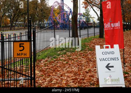 Portland, USA. November 2021. Dreihundert Covid-Impfungen für Kinder im Alter von 5-11 Jahren begannen am 5. November 2021 im Oaks Park in Portland, Oregon, organisiert von der Sellwood Clinic, einer lokalen Spezialklinik. (Foto von John Rudoff/Sipa USA) Quelle: SIPA USA/Alamy Live News Stockfoto