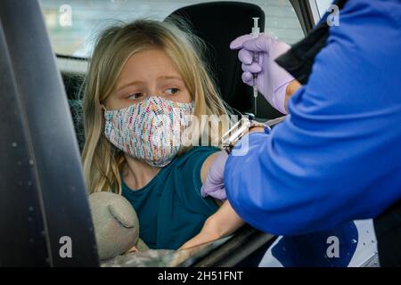 Portland, USA. November 2021. Paloma ist das erste Kind in Oregon, das unter 12 Jahren gemäß dem Protokoll gegen Covid-19 geimpft wurde.dreihundert Covid-Impfungen für Kinder im Alter von 5-11 Jahren begannen am 5. November 2021 im Oaks Park in Portland, Oregon, organisiert von der Sellwood Clinic, einer lokalen Spezialklinik. (Foto von John Rudoff/Sipa USA) Quelle: SIPA USA/Alamy Live News Stockfoto