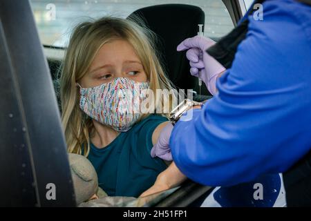 Portland, USA. November 2021. Paloma ist das erste Kind in Oregon, das unter 12 Jahren gemäß dem Protokoll gegen Covid-19 geimpft wurde.dreihundert Covid-Impfungen für Kinder im Alter von 5-11 Jahren begannen am 5. November 2021 im Oaks Park in Portland, Oregon, organisiert von der Sellwood Clinic, einer lokalen Spezialklinik. (Foto von John Rudoff/Sipa USA) Quelle: SIPA USA/Alamy Live News Stockfoto