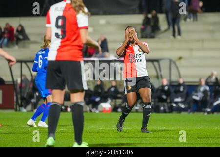 ROTTERDAM, NIEDERLANDE - 5. NOVEMBER: Celainy Obispo von Feyenoord während des Pure Energie Eredivisie Vrouwen-Spiels zwischen Feyenoord Rotterdam Vrouwen 1 und FC Twente Vrouwen 1 am 5. November 2021 in Rotterdam, Niederlande (Foto: Yannick Verhoeven/Orange Picics) Credit: Orange Pics BV/Alamy Live News Stockfoto