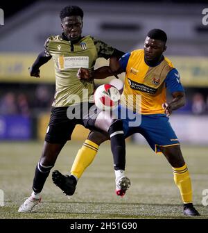 Die Kreuzfahrt Nyadzay von AFC Sudbury im Einsatz mit Brendan Sarpong-Wiredu von Colchester United während des ersten Spiels des Emirates FA Cup im MEL Group Stadium, Sudbury. Bilddatum: Freitag, 5. November 2021. Stockfoto