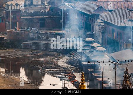 Pashupatinath Komplex, Einäscherung der Toten am Ufer des heiligen Flusses Bagmati, teilweise während des Erdbebens 2015 zerstört. Kathmandu, Nepa Stockfoto