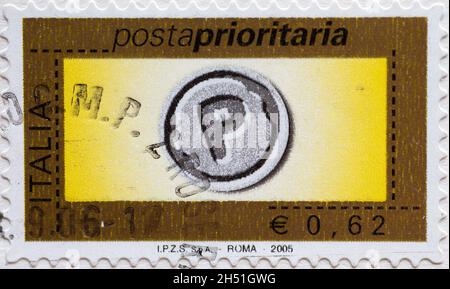 ITALIEN- UM 2005: Eine in Italien gedruckte Briefmarke für Vorrangzustellung mit dem Buchstaben P auf gelbem Hintergrund. Text: Rom 2005 Stockfoto