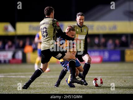 Lewis O'Malley von AFC Sudbury in Aktion mit Colchester United, Cole Skuse und Tom Eastman während des ersten Spiels des Emirates FA Cup im MEL Group Stadium, Sudbury. Bilddatum: Freitag, 5. November 2021. Stockfoto