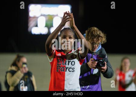 ROTTERDAM, NIEDERLANDE - 5. NOVEMBER: Celainy Obispo von Feyenoord während des Pure Energie Eredivisie Vrouwen-Spiels zwischen Feyenoord Rotterdam Vrouwen 1 und FC Twente Vrouwen 1 am 5. November 2021 in Rotterdam, Niederlande (Foto: Yannick Verhoeven/Orange Picics) Credit: Orange Pics BV/Alamy Live News Stockfoto