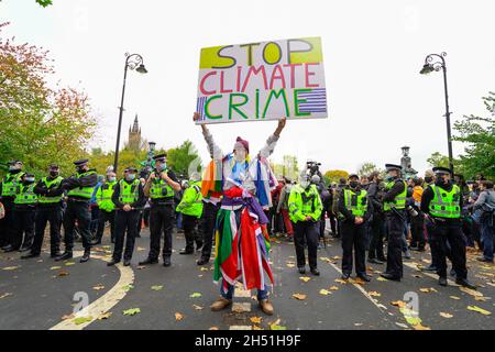 Glasgow, Schottland, Großbritannien. November 2021. Demonstranten marschieren freitags für die Zukunft an einem Globalen Aktionstag durch das Stadtzentrum von Glasgow, um den Klimawandel zu erreichen. Die Demonstration begann im Kelvingrove Park und endete am George Square. Pic; Iain Masterton/Alamy Live News. Stockfoto