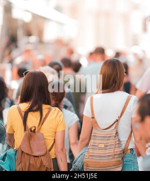 Verkauf, Konsum und Menschenkonzept - glückliche junge Frauen mit ihren Einkaufstüten, die entlang der Stadtstraße spazieren Stockfoto