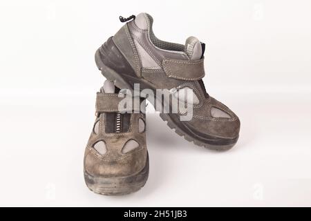 Arbeitsschutzschuhe aus Stahl mit Zehenschutz aus Leder, isoliert auf weißem Hintergrund Stockfoto