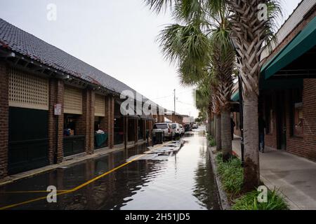 Charleston, Usa. November 2021. Ein Teil der S. Market Street ist aufgrund einer Überschwemmung neben dem historischen Stadtmarkt von Charleston gesperrt. Teile der Innenstadt von Charleston erlitten einen zweiten Tag der Überschwemmungen. Die Kombination aus einem Offshore-Sturmsystem und einer ungewöhnlich hohen Königsflut führte zu mehreren Straßensperrungen in der gesamten Region. Die Stadt wägt die Kosten für die Einführung einer neuen Meeresmauer ab, um das zunehmende Problem der Überschwemmungen zu bekämpfen. (Foto von Kit MacAvoy/SOPA Images/Sipa USA) Quelle: SIPA USA/Alamy Live News Stockfoto