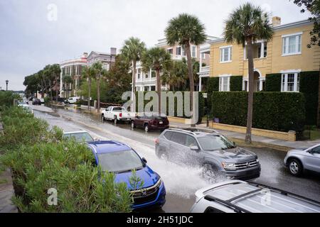 Charleston, Usa. November 2021. Ein Auto fährt entlang einer überfluteten East Bay Street entlang der Battery. Teile der Innenstadt von Charleston erlitten einen zweiten Tag der Überschwemmungen. Die Kombination aus einem Offshore-Sturmsystem und einer ungewöhnlich hohen Königsflut führte zu mehreren Straßensperrungen in der gesamten Region. Die Stadt wägt die Kosten für die Einführung einer neuen Meeresmauer ab, um das zunehmende Problem der Überschwemmungen zu bekämpfen. (Foto von Kit MacAvoy/SOPA Images/Sipa USA) Quelle: SIPA USA/Alamy Live News Stockfoto