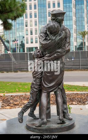 San Diego, Kalifornien, USA - 4. Oktober 2021: Embarcadero-Promenade. Die Statue von Homecoming in grüner Umgebung, die Matrosen, Kinder und Ehefrau in Umarmung zeigt Stockfoto