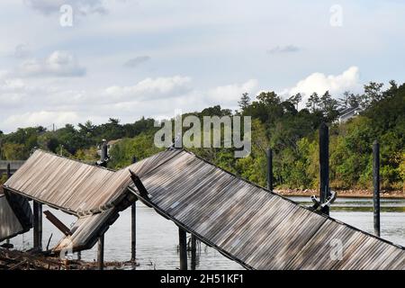 SINTFLUT: Sintflutartige und historische Regenfälle von den Resten des Hurrikans Ida verursachen massive Überschwemmungen des Raritan-Flusses, die den Boyd Park in Ruinen verlassen. Stockfoto