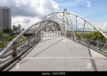 Ein Blick auf die Helix Bridge, die früher als Double Helix Bridge Marina Bay in Singapur bekannt war. Stockfoto