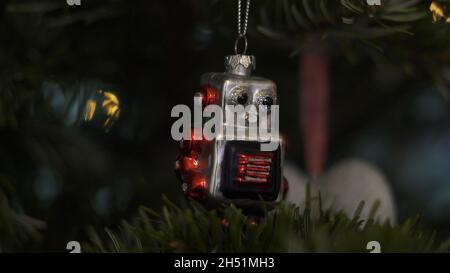 Dekoration Spielzeug auf Weihnachtsbaum. 4KShot. Nussknacker Soldat, Vintage Roboter auf einem Weihnachtsbaum mit verschwommenem Hintergrund. Wunderschön Dekorierte Christma Stockfoto