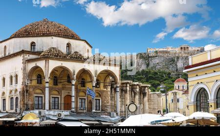 Monastiraki Platz mit alter Moschee und Blick auf Akropolis, Athen, Griechenland. Monastiraki ist eine der wichtigsten Touristenattraktionen in Athen. Historischer archit Stockfoto