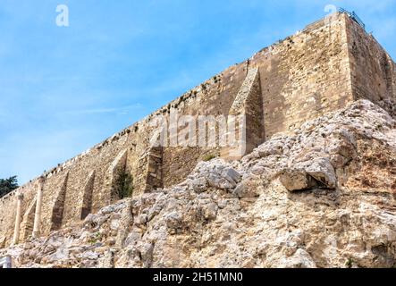Mauern der Akropolis, Athen, Griechenland. Der berühmte Akropolis-Hügel ist das Wahrzeichen Athens. Ruinen einer starken mittelalterlichen Burg und altgriechischer Tempel in AThe Stockfoto