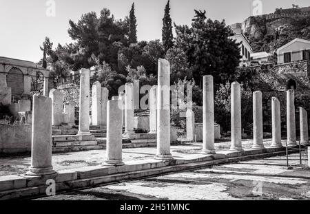 Antike griechische Ruinen in der römischen Agora, Athen, Griechenland. Hellenistische Säulen im Stadtzentrum von Athen in schwarz-weiß. Dieser Ort ist Touristenattraktion von Stockfoto