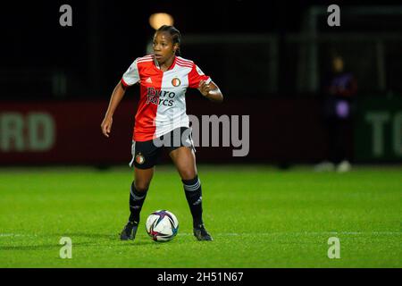 ROTTERDAM, NIEDERLANDE - 5. NOVEMBER: Celainy Obispo von Feyenoord während des Pure Energie Eredivisie Vrouwen-Spiels zwischen Feyenoord Rotterdam Vrouwen 1 und FC Twente Vrouwen 1 am 5. November 2021 in Rotterdam, Niederlande (Foto: Yannick Verhoeven/Orange Picics) Credit: Orange Pics BV/Alamy Live News Stockfoto