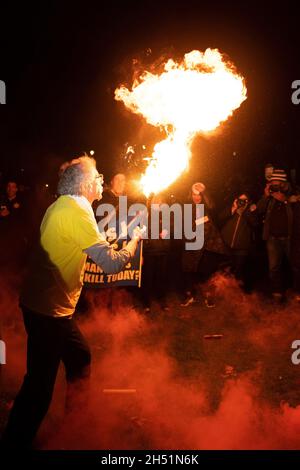 London, Großbritannien, 5. November 2021 Piers Corbyn beim Feueratmen auf dem Million Mask March in Parlament Square : Credit Quan Van Alamy News Credit: Giovanni Q/Alamy Live News Stockfoto