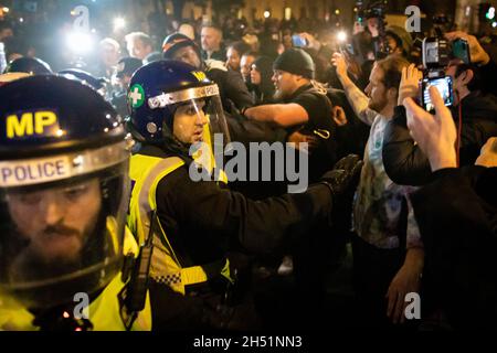 London, Großbritannien. November 2021. Während des jährlichen Millionen-Maske-marsches durch die Stadt kollidiert die Polizei mit Demonstranten, die vor das Parlamentsgebäude ziehen. Die Anonymous-Bewegung steht solidarisch für eine Gesellschaft, die von der politischen Elite und den assoziierten Unternehmen marginalisiert wird. Kredit: Andy Barton/Alamy Live Nachrichten Stockfoto