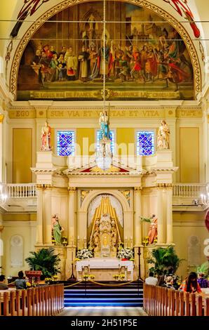 Der Altar in der St. Louis Cathedral ist am 15. November 2015 in New Orleans, Louisiana, abgebildet. Die Kirche wurde 1720 gegründet. Stockfoto