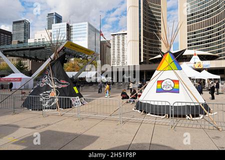 LGBTQ Regenbogenflagge auf einem Teepee, Tepees (Tipi) beim Indigenous Legacy Gathering, am 4. November 2021 in Toronto, Nathan Phillips Square, Kanada Stockfoto