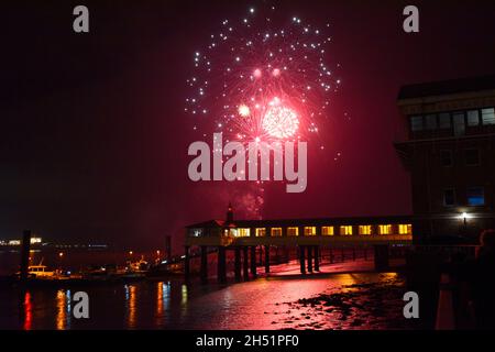 05/11/2021 PLA Royal Terrace Pier Gravesend Großbritannien. Feuerwerk über dem Royal Terrace Pier der Port of London Authority an der Themse. Stockfoto