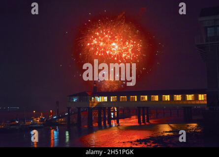 05/11/2021 PLA Royal Terrace Pier Gravesend Großbritannien. Feuerwerk über dem Royal Terrace Pier der Port of London Authority an der Themse. Stockfoto