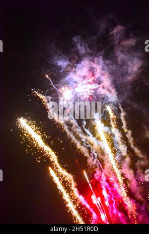 05/11/2021 PLA Royal Terrace Pier Gravesend Großbritannien. Feuerwerk über dem Royal Terrace Pier der Port of London Authority an der Themse. Stockfoto