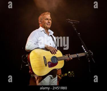 2. November 2021, Nashville, Indiana, USA: Kevin Costner tritt mit seiner Band Modern West am 2. November 2021 im Brown County Music Center in Nashville, Indiana, auf. (Bild: © Lora Olive/ZUMA Press Wire) Stockfoto